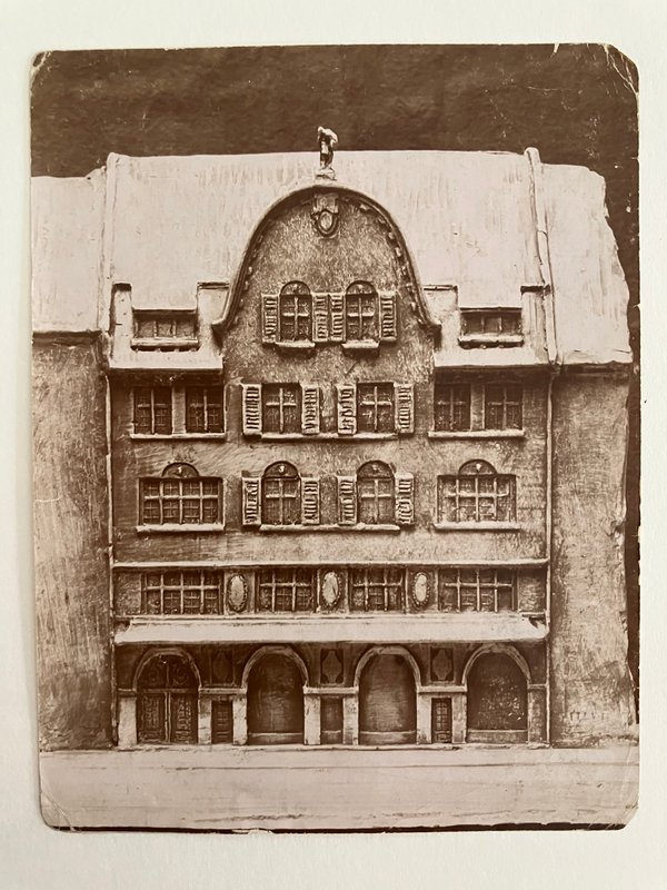 Tonmodell einer Wohnhausfassade mit geschwungenem Giebel, Fensterläden und Erdgeschossarkaden