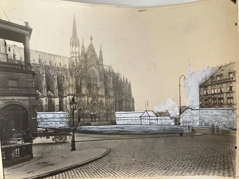 Fotografie des Kölner Doms mit Platz, darüber in Deckweiß eingezeichnete niedrige Neubauten