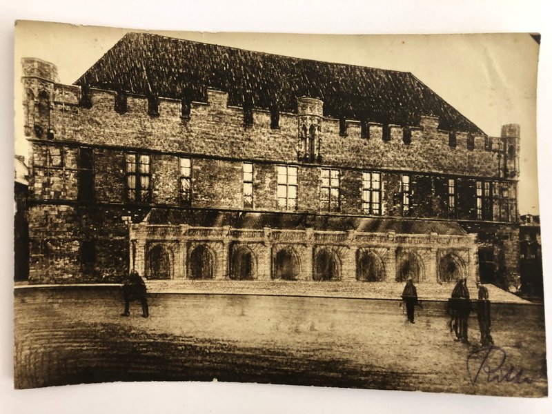 Fotografie des Gürzenich mit Zinnenkranz, mit Bleistift ergänzter Arkadenlaube davor und Passanten