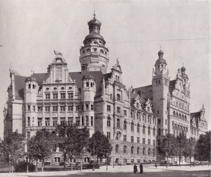 Historisches Foto des Neuen Rathauses Leipzig mit hohem Turm, Straße im Vordergrund