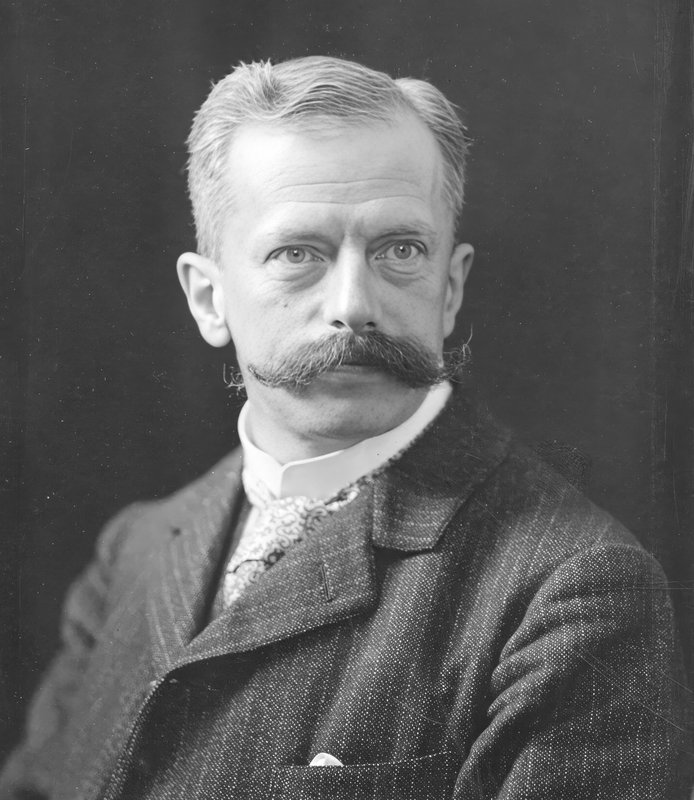 Schwarzweiß-Porträt von Otto Wilhelm Scharenberg mit Schnurrbart, Anzug und Krawatte