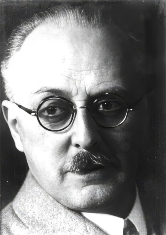 Schwarzweiß-Porträt von Carl James Bühring mit runder Brille und Schnurrbart