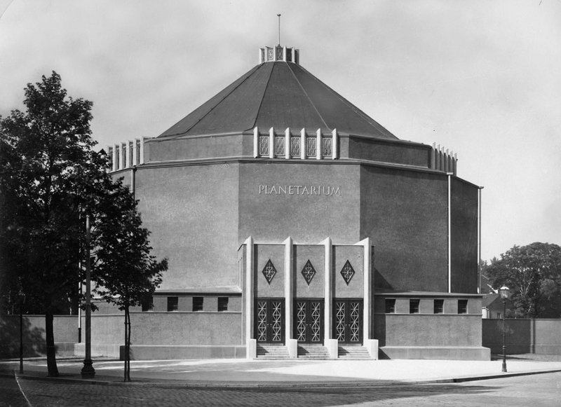 Zwölfeckiger Zentralbau mit Zeltdach, Laterne, Inschrift „Planetarium“ und dreiteiligem Portal