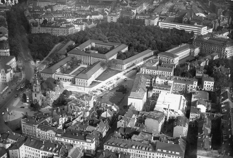 Luftbild des Grassimuseums mit Innenhöfen, Johanniskirche und umliegender Bebauung