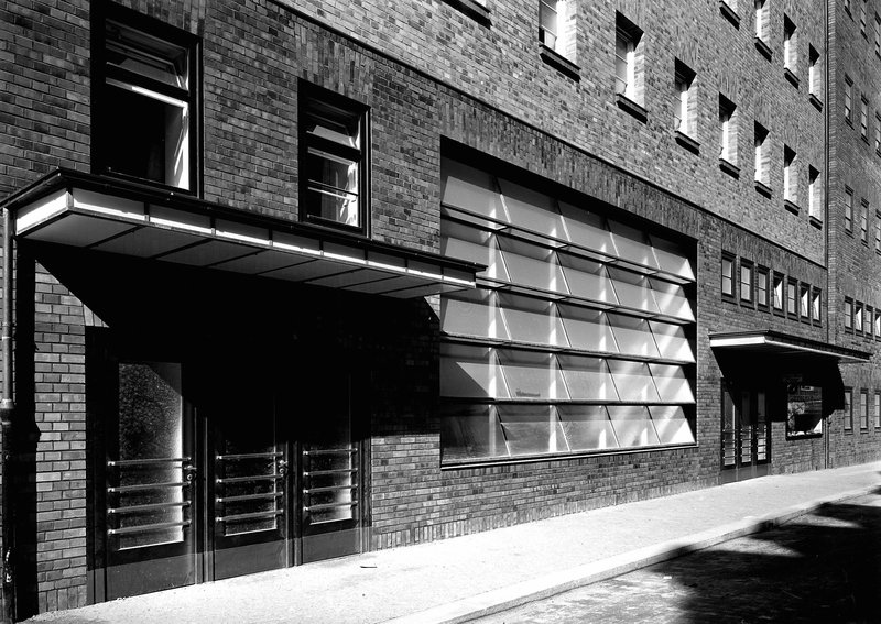 Klinkerfassade mit Vordach über dem Eingang und großem, liegendem Fensterband