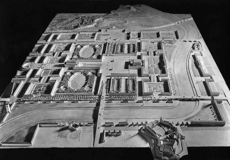 Schwarzweißfoto eines weißen Gipsmodells mit monumentalen, symmetrisch angeordneten Baublöcken und Plätzen