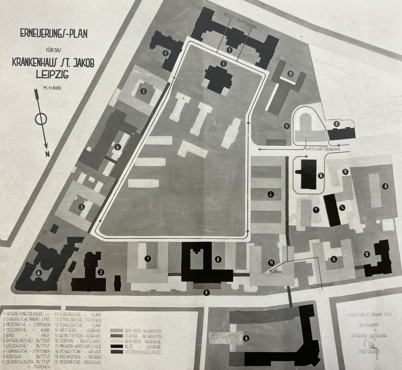 Lageplan des Krankenhauses St. Jakob: Klinikbauten ringförmig um eine große Grünfläche, Legende unten links