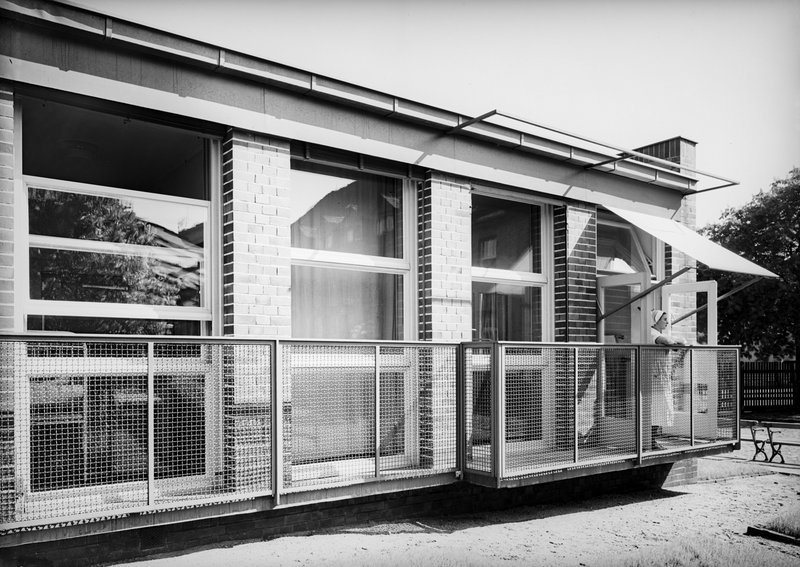 Eingeschossiger Pavillon mit Klinkerpfeilern, großen Fenstern, Sonnenschutz und Drahtgeländer; Schwarz-Weiß-Foto