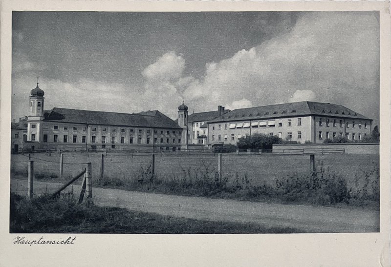 Postkarte: barocke Klosteranlage mit Zwiebeltürmen und langem Klinikflügel hinter einer Mauer, bez. „Hauptansicht“
